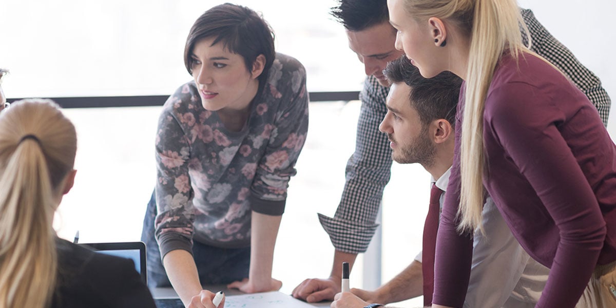 teamtalk-group-of-employees-in-meeting