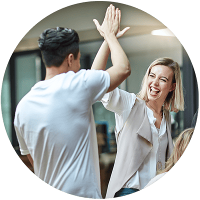 Mann og kvinne gjør en high five