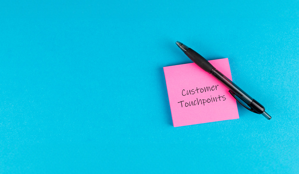 A blue background with a pink post-it and the text "Customer touchpoints"