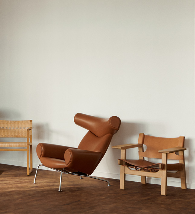 Chairs from Fredericia Furniture's shop in brown nuances