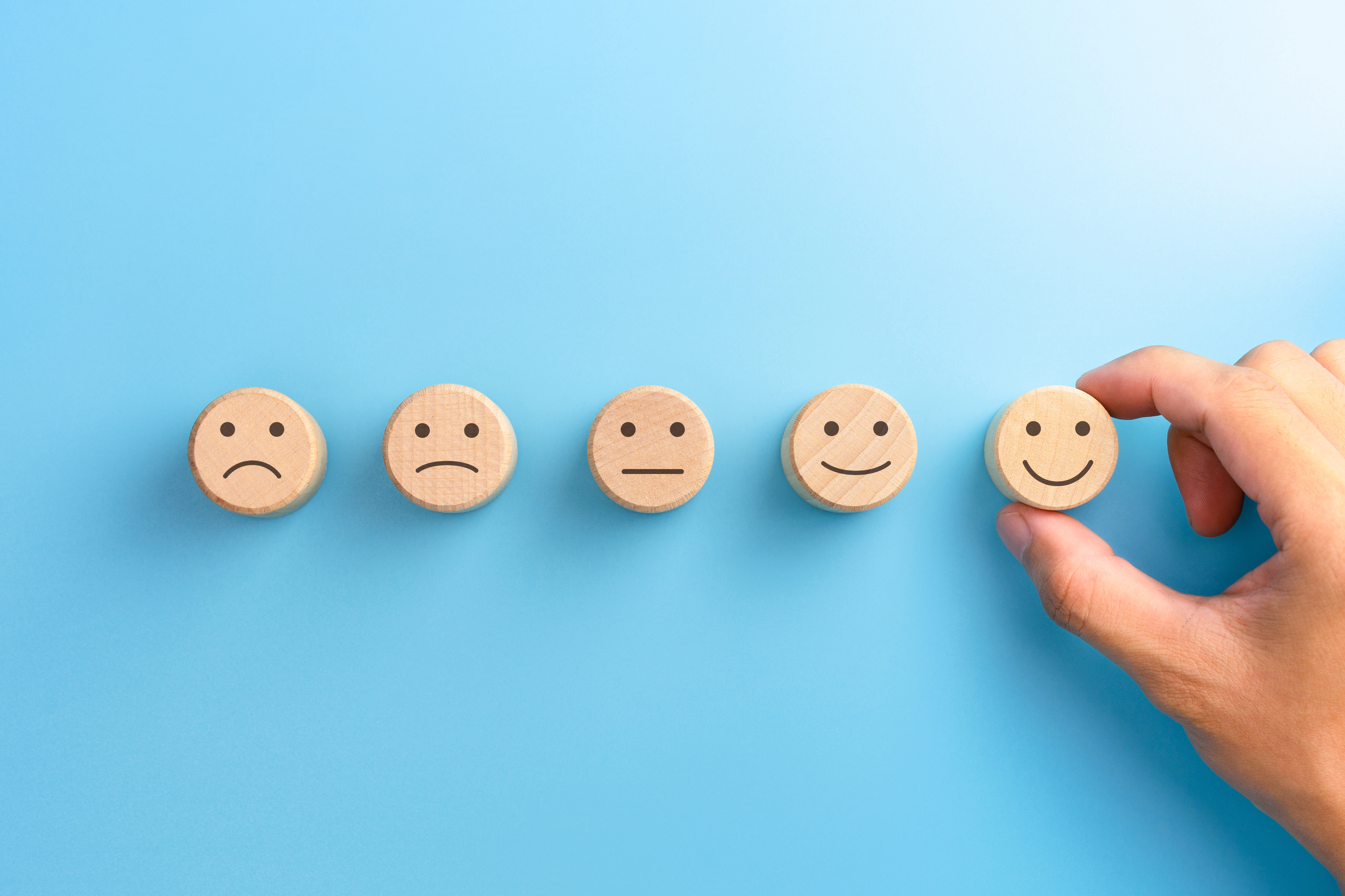 5 smileys showing a customer satisfaction scale on a blue background